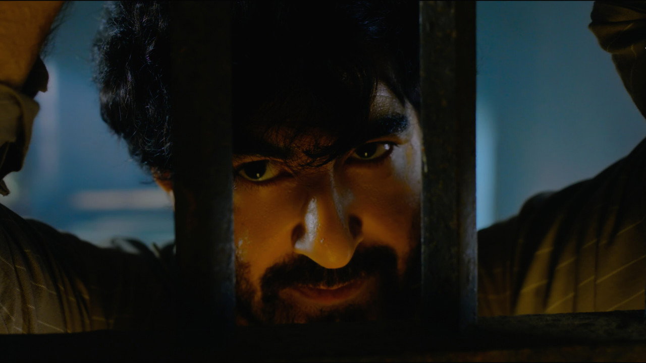 Keu Bole Biplobi, Keu Bole Dakat Movie Screenshot 1